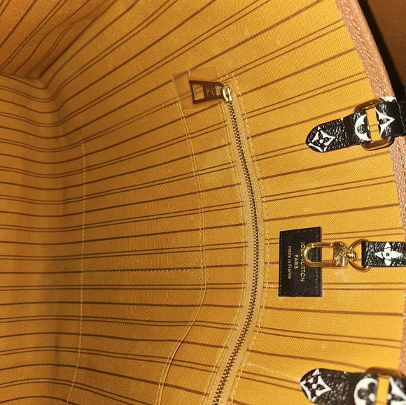 Louis Vuitton OntheGo Jungle - Picture 9 of 15